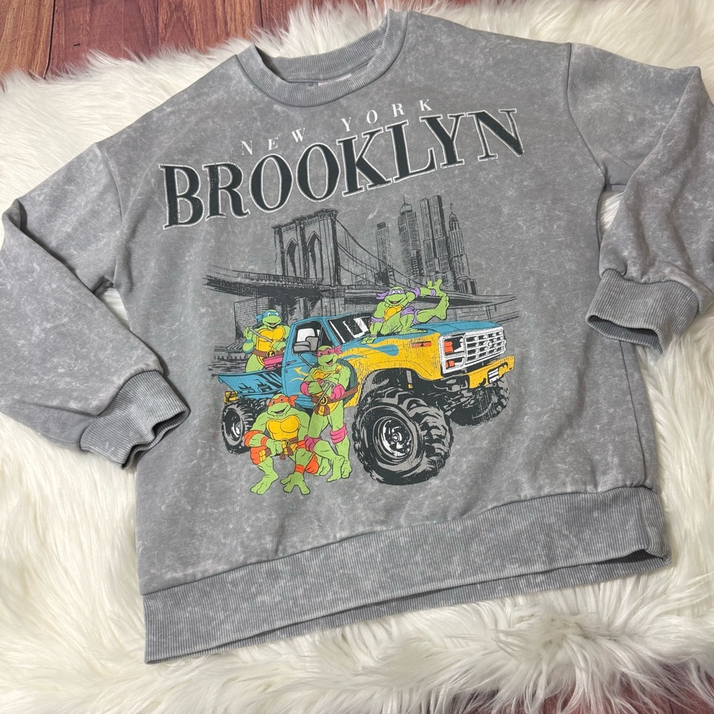 Nickelodeon TMNT “Brooklyn” Graphic Crewneck Sweatshirt - Boys Size M (8)